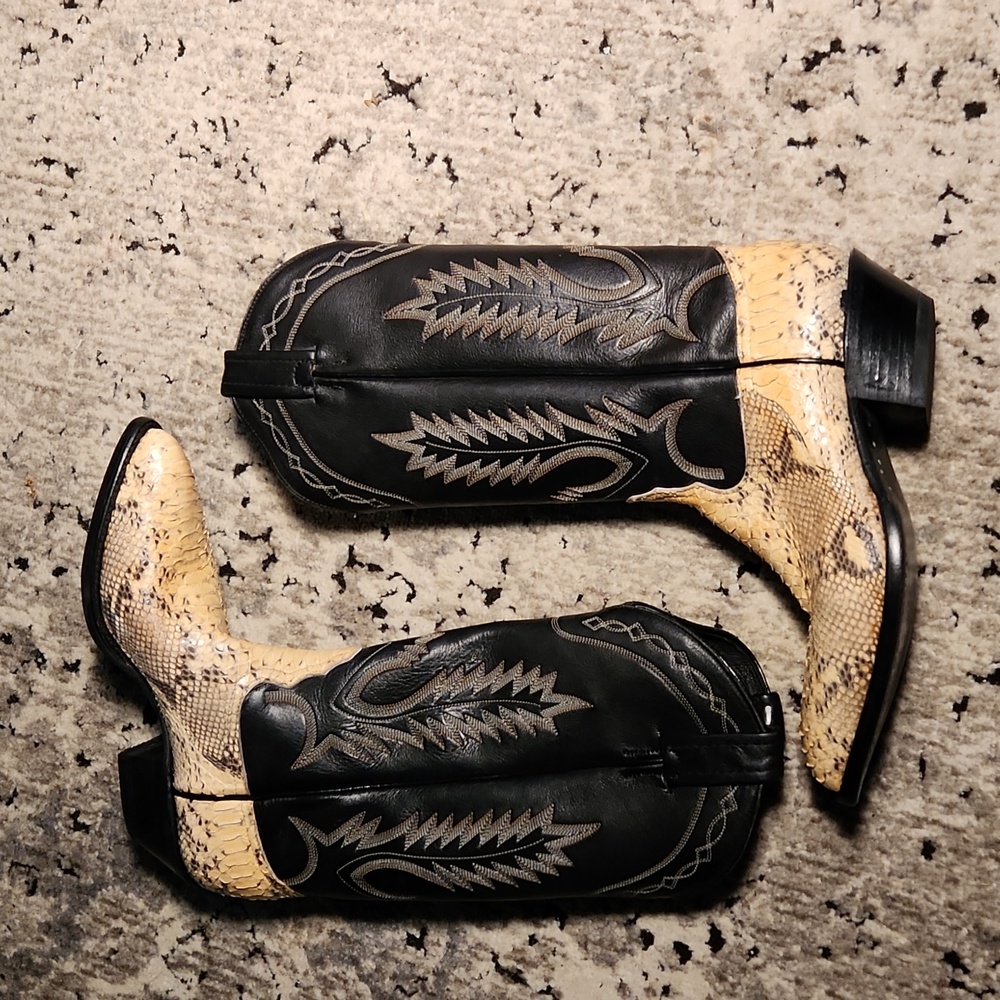 AUTHENTIC  Tony Lama snakeskin boots sz.5.5